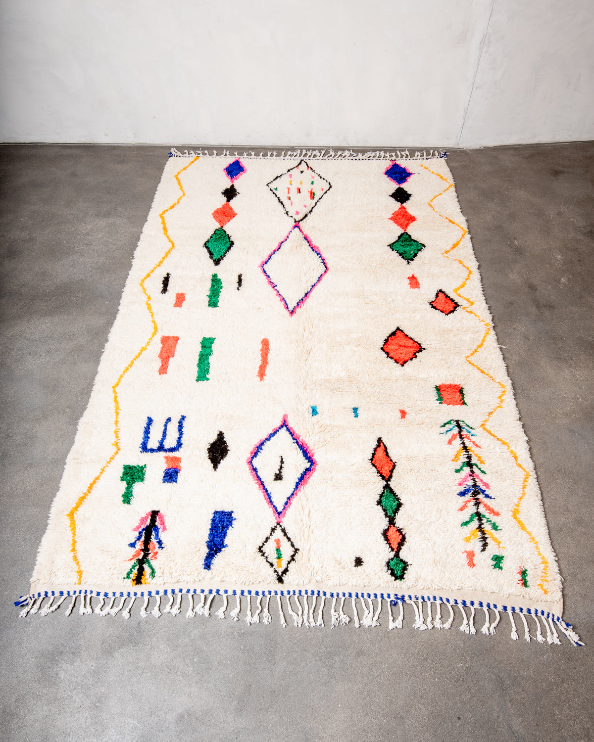 Modern designer handcrafted Berber rug from Morocco. Azilal rug with beautiful colors and patterns. Made of sheep’s wool and colourful cotton.